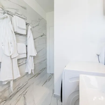 Cosmopolitan **** Apartment Split